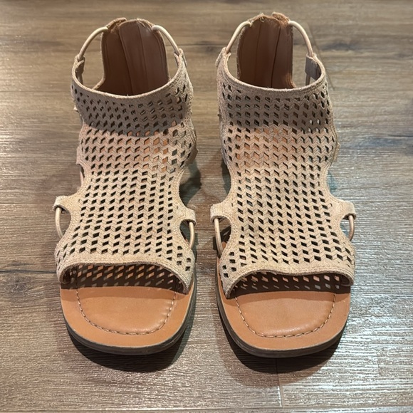 Woman's Lucky Brand Bartega Gladiator Sandal in Dusty Sand. Size 8 - Picture 4 of 8